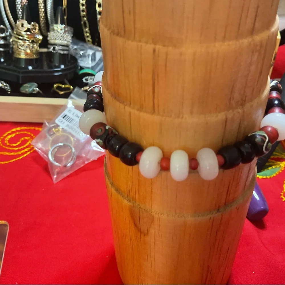 EUC,  Elegant Multicolor Beaded Bracelet - Picture 6 of 9